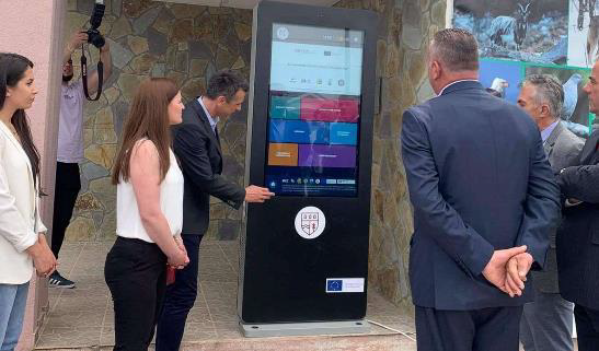 Ekrane interaktive u vendosen para organizatës turistike
